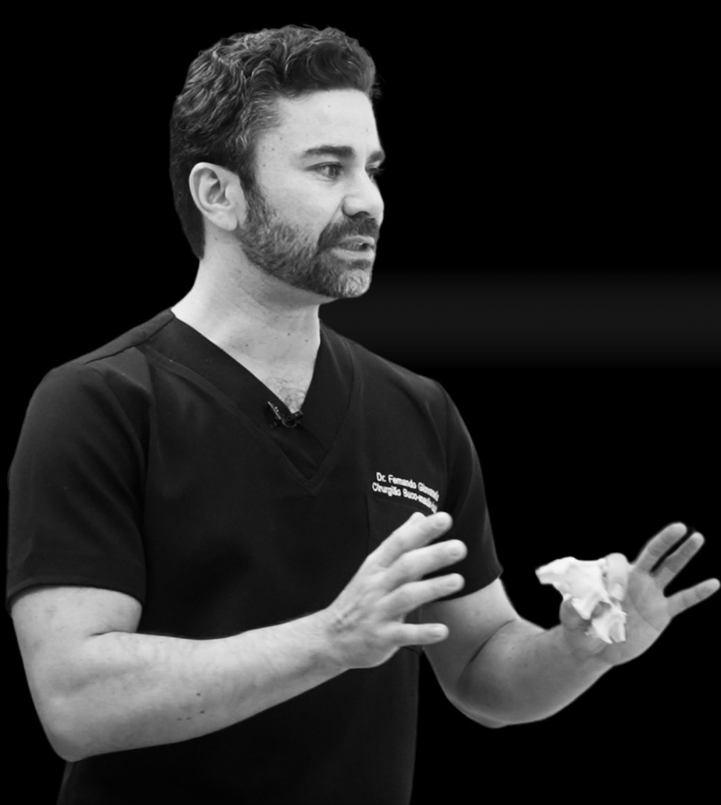 Dr. Fernando Giovanella segurando um protótipo, transmitindo experiência